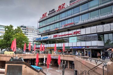 Berlin 'in mavi gökyüzüne bakan birçok penceresi olan köşesi.