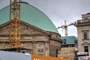 Berlin 'in mavi gökyüzüne bakan birçok penceresi olan köşesi.