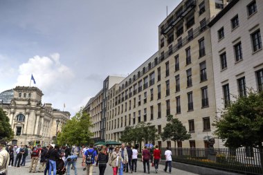 Berlin 'in mavi gökyüzüne bakan birçok penceresi olan köşesi.