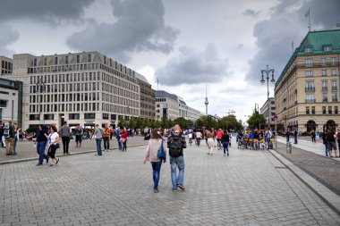 Berlin 'in mavi gökyüzüne bakan birçok penceresi olan köşesi.