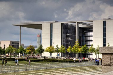 Berlin 'in mavi gökyüzüne bakan birçok penceresi olan köşesi.