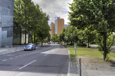 Berlin 'in mavi gökyüzüne bakan birçok penceresi olan köşesi.