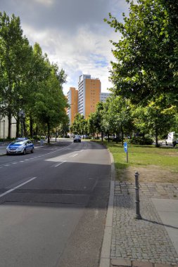 Berlin 'in mavi gökyüzüne bakan birçok penceresi olan köşesi.