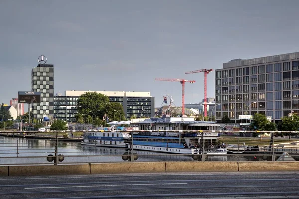 Berlin 'in mavi gökyüzüne bakan birçok penceresi olan köşesi.