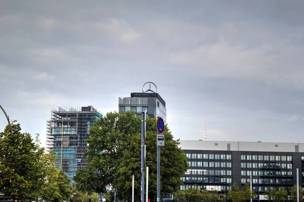 Угол Здания Берлин Большим Количеством Окон Видом Голубое Небо — стоковое фото