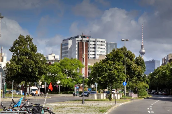 Angolo Dell Edificio Berlino Con Molte Finestre Contro Cielo Blu — Foto Stock