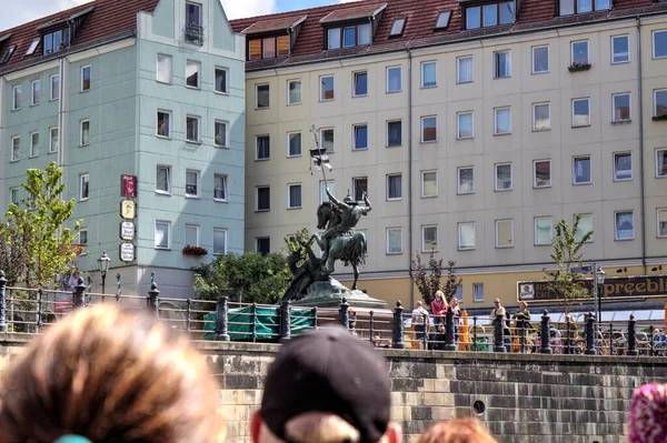 Die Ecke Des Gebäudes Berlin Mit Vielen Fenstern Gegen Den — Stockfoto