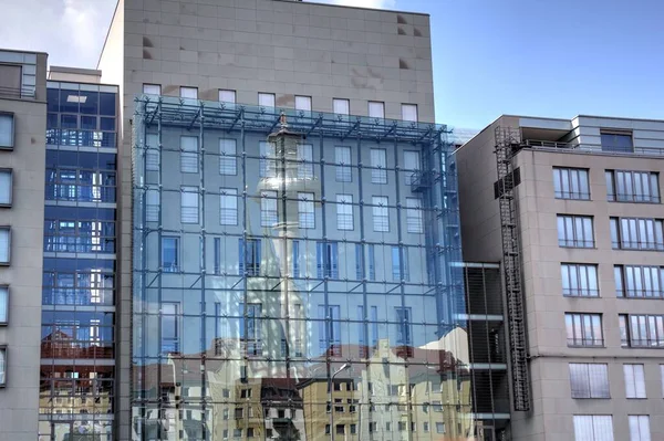 Die Ecke Des Gebäudes Berlin Mit Vielen Fenstern Gegen Den — Stockfoto