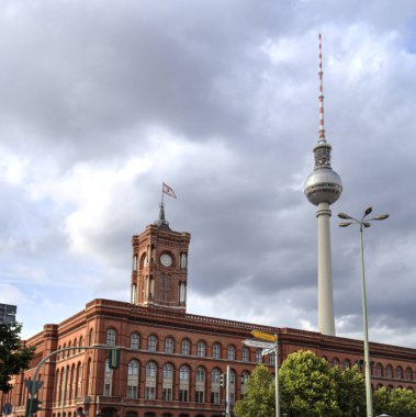 Berlin şehir manzaralı, merkezinde TV kulesi olan, Almanya