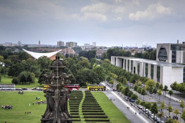 Berlin gökdeleni TV kulesi ve günbatımında Spree nehri, Almanya