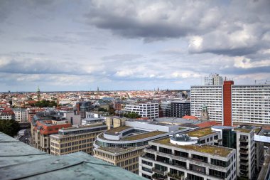 Berlin gökdeleni TV kulesi ve günbatımında Spree nehri, Almanya