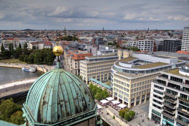 Berlin gökdeleni TV kulesi ve günbatımında Spree nehri, Almanya