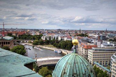 Berlin gökdeleni TV kulesi ve günbatımında Spree nehri, Almanya