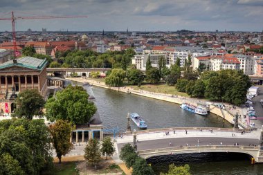 Berlin gökdeleni TV kulesi ve günbatımında Spree nehri, Almanya
