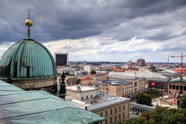 Berlin gökdeleni TV kulesi ve günbatımında Spree nehri, Almanya