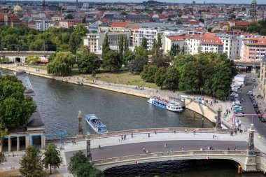 Berlin gökdeleni TV kulesi ve günbatımında Spree nehri, Almanya