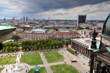 Berlin gökdeleni TV kulesi ve günbatımında Spree nehri, Almanya