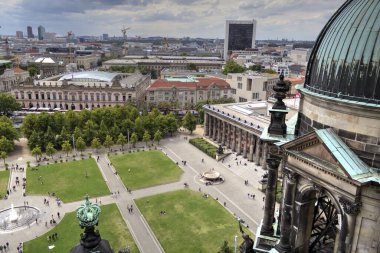 Berlin gökdeleni TV kulesi ve günbatımında Spree nehri, Almanya