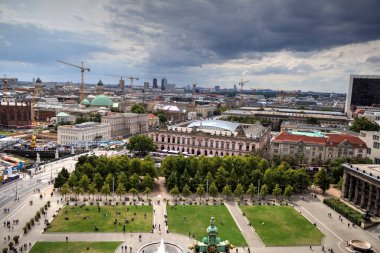 Berlin gökdeleni TV kulesi ve günbatımında Spree nehri, Almanya