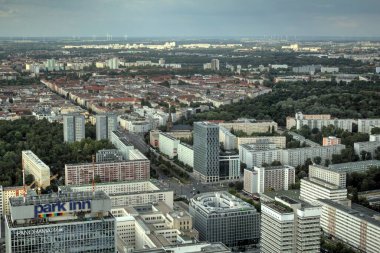 Berlin gökdeleni TV kulesi ve günbatımında Spree nehri, Almanya