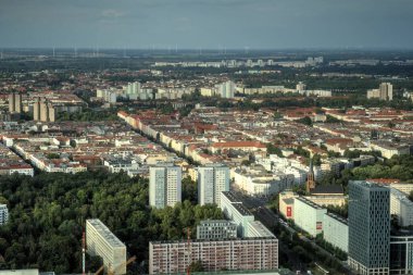 Berlin gökdeleni TV kulesi ve günbatımında Spree nehri, Almanya