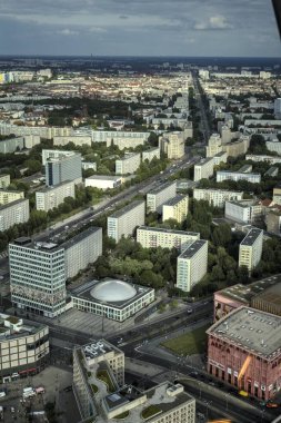 Berlin gökdeleni TV kulesi ve günbatımında Spree nehri, Almanya
