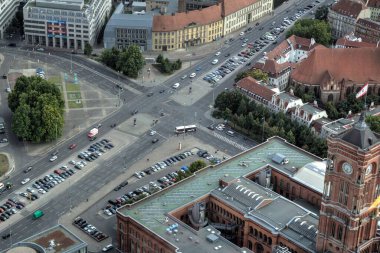 Berlin gökdeleni TV kulesi ve günbatımında Spree nehri, Almanya