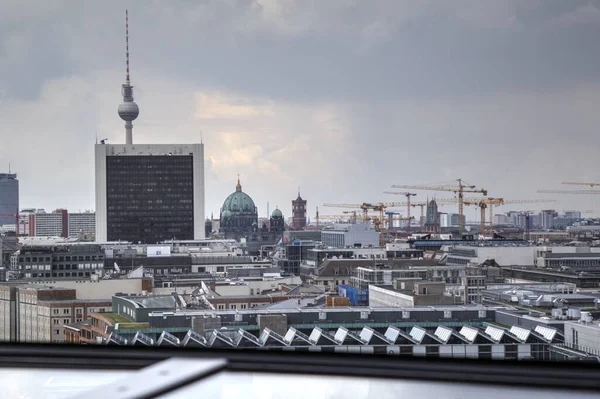 德国柏林天际线全景 日落时分有电视塔和斯普雷河 — 图库照片