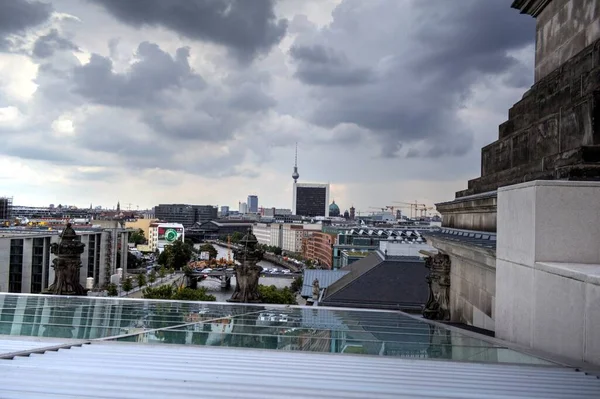 德国柏林天际线全景 日落时分有电视塔和斯普雷河 — 图库照片