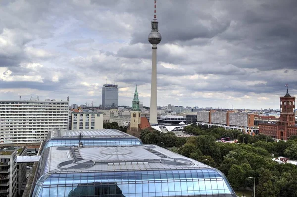 Berlin Gökdeleni Kulesi Günbatımında Spree Nehri Almanya — Stok fotoğraf