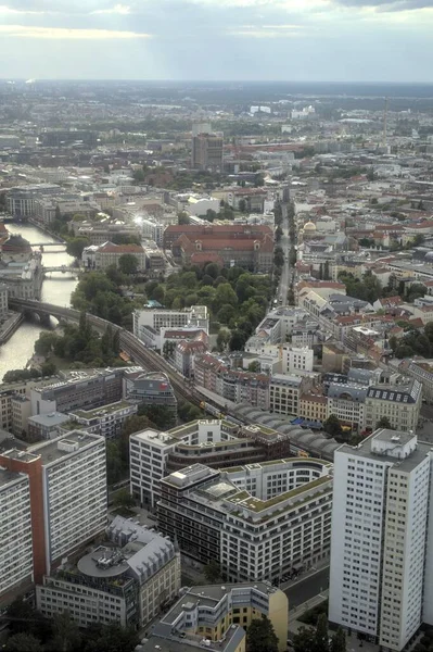 노을에 타워와 스프레 베를린의 스카이라인 파노라마 — 스톡 사진