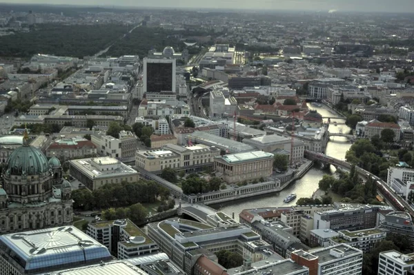 Berlin Gökdeleni Kulesi Günbatımında Spree Nehri Almanya — Stok fotoğraf