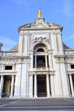 Assisi yakınlarındaki Santa Maria degli Angeli Bazilikası 'na bakın.
