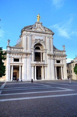 Assisi yakınlarındaki Santa Maria degli Angeli Bazilikası 'na bakın.