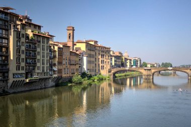 Floransa, Toskana, İtalya 'daki Arno Nehri üzerindeki Ponte Vecchio ortaçağ taş köprüsünün havadan görünüşü. Floransa şehir manzarası. Floransa mimarisi ve simgesi.