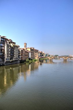 Floransa, Toskana, İtalya 'daki Arno Nehri üzerindeki Ponte Vecchio ortaçağ taş köprüsünün havadan görünüşü. Floransa şehir manzarası. Floransa mimarisi ve simgesi.