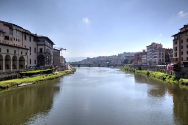 Floransa, Toskana, İtalya 'daki Arno Nehri üzerindeki Ponte Vecchio ortaçağ taş köprüsünün havadan görünüşü. Floransa şehir manzarası. Floransa mimarisi ve simgesi.
