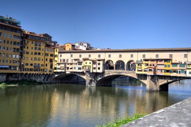 Floransa, Toskana, İtalya 'daki Arno Nehri üzerindeki Ponte Vecchio ortaçağ taş köprüsünün havadan görünüşü. Floransa şehir manzarası. Floransa mimarisi ve simgesi.