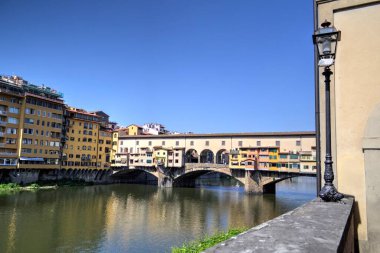 Floransa, Toskana, İtalya 'daki Arno Nehri üzerindeki Ponte Vecchio ortaçağ taş köprüsünün havadan görünüşü. Floransa şehir manzarası. Floransa mimarisi ve simgesi.