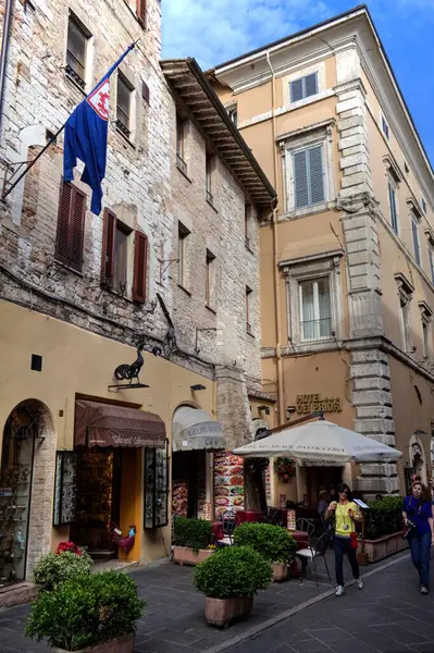 イタリア ウンブリア州アッシジの歴史的な町の古代の路地 — ストック写真