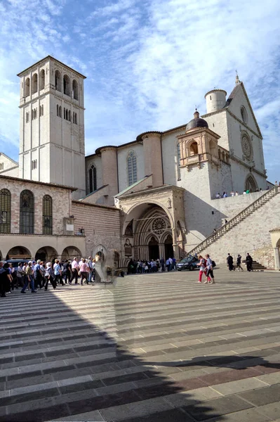 都市景観アッシジ大聖堂と修道院イタリアのヴィンテージレトロ — ストック写真