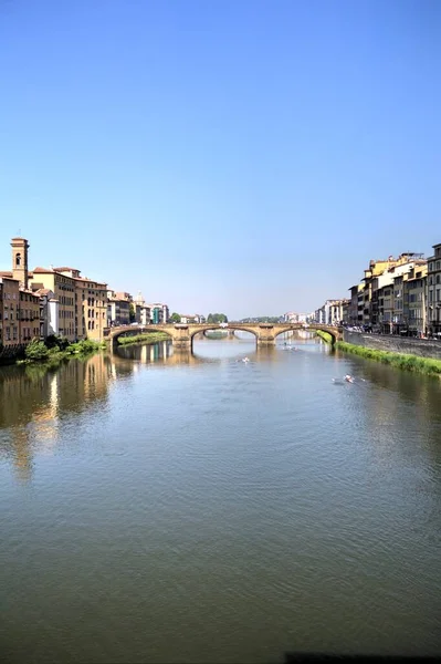 Widok Lotu Ptaka Średniowieczny Kamienny Most Ponte Vecchio Nad Rzeką — Zdjęcie stockowe