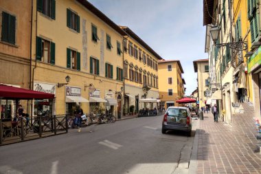 Pisa, İtalya 'da antik binaları olan eski bir sokak.