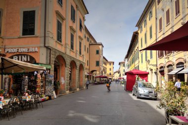 Pisa, İtalya 'da antik binaları olan eski bir sokak.