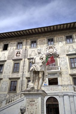 Pisa, İtalya 'da antik binaları olan eski bir sokak.