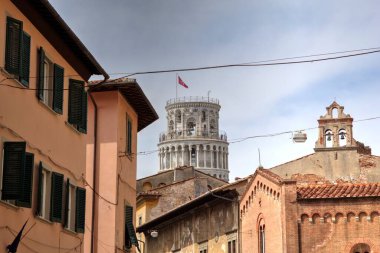 Pisa, İtalya 'da antik binaları olan eski bir sokak.