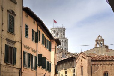 Pisa, İtalya 'da antik binaları olan eski bir sokak.