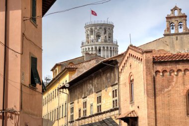 Pisa, İtalya 'da antik binaları olan eski bir sokak.