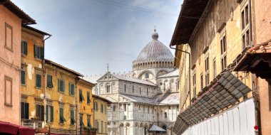 Pisa, İtalya 'da antik binaları olan eski bir sokak.