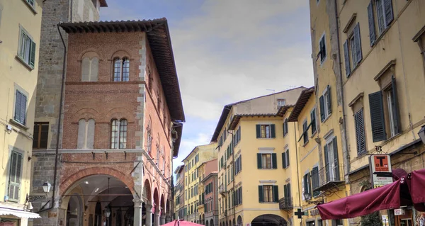 Pisa, İtalya 'da antik binaları olan eski bir sokak.